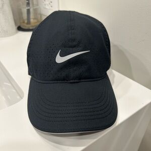 Nike women’s featherlight hat . One size . Excellent condition .